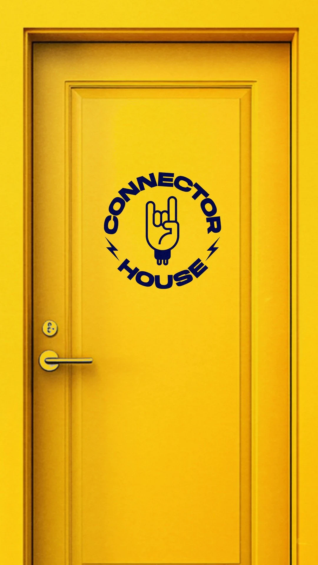 Puerta amarilla con el emblema de Connector House